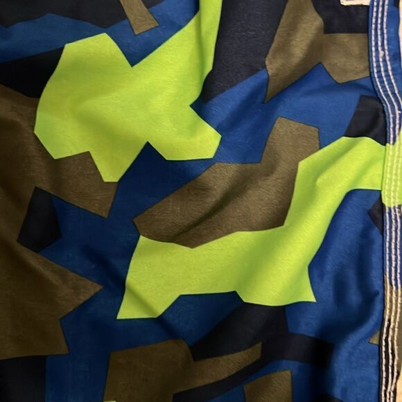 Gymboree youth boys Large (10/12) camouflage swim trunks. - Picture 4 of 6
